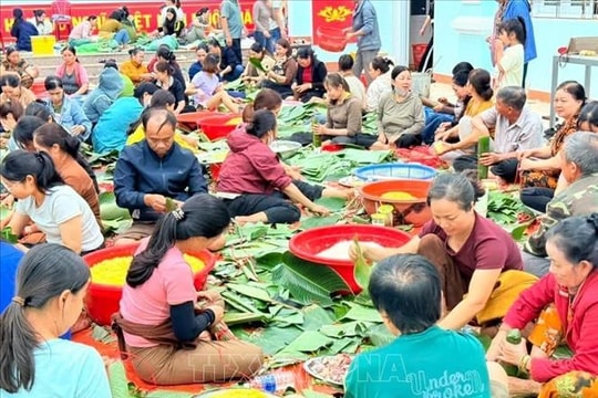 Xuyên đêm gói bánh cứu trợ đồng bào vùng lũ