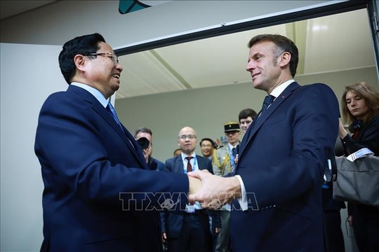 Thủ tướng Phạm Minh Chính gặp Tổng thống Pháp Emmanuel Macron