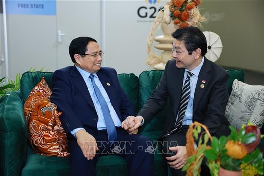 Thủ tướng Phạm Minh Chính gặp Thủ tướng Singapore Lawrence