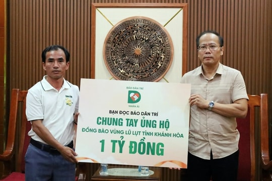 Báo Dân trí trao nóng 1 tỷ đồng của bạn đọc giúp nhân dân vùng lũ Khánh Hòa