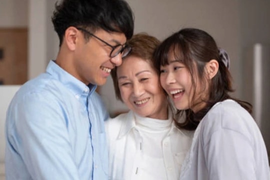 Lén lắp camera, tôi ngã ngửa khi thấy mẹ chồng vui đùa bên một cô gái lạ