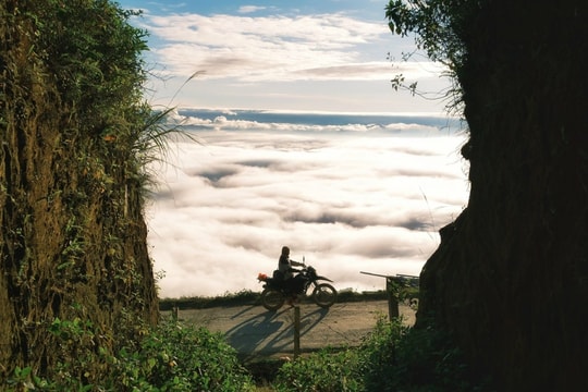 Điểm ngắm mây 'đất trời hòa làm một' ở Tà Xùa