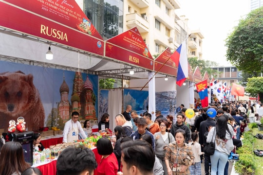 Khách đổ đến thử món ngon tại Liên hoan Ẩm thực Quốc tế