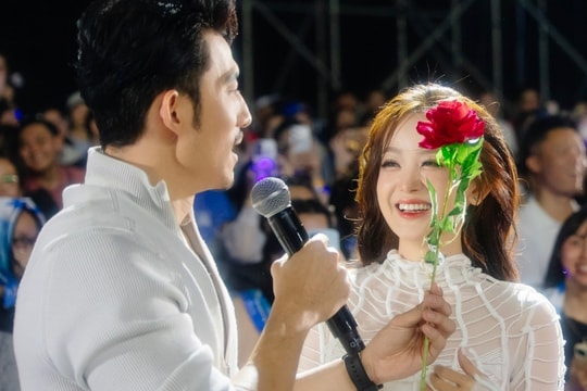 Liên Bỉnh Phát hôn bạn gái trên Kiss Cam