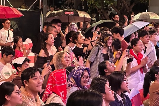 Khán giả cổ vũ dàn diễn viên 'Mưa đỏ'