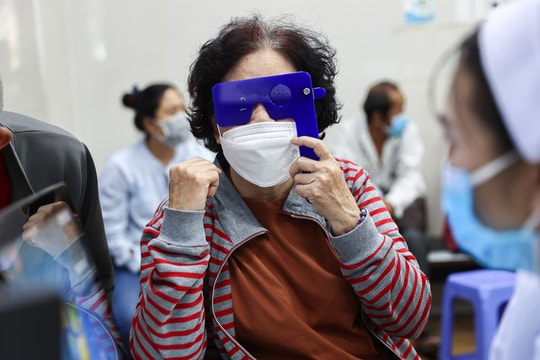 TP HCM rà soát người trên 65 tuổi để cấp thẻ BHYT miễn phí