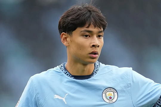 Thần đồng 19 tuổi từ chối Guardiola vì muốn 'kích thích trí tuệ hơn'