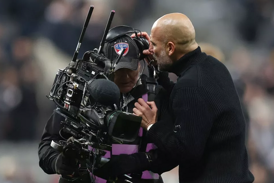 Guardiola tranh cãi với đối thủ, trọng tài và quay phim ở Ngoại hạng Anh