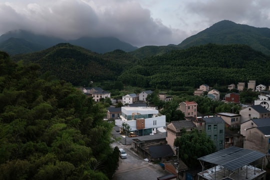 Ngôi nhà 474 m2 mang kiến trúc đương đại đến làng quê nông thôn