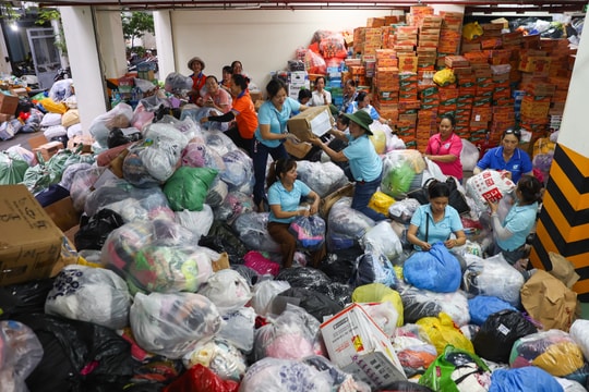 Người dân TP HCM mang nhu yếu phẩm hỗ trợ miền Trung