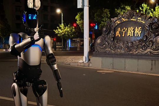 Robot hình người Trung Quốc lập kỷ lục thế giới về đi bộ