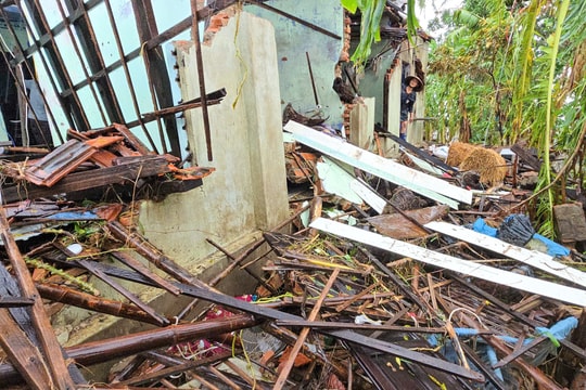 Hàng loạt nhà đổ nát ở rốn lũ Đăk Lăk
