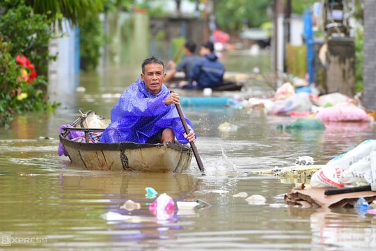 Lũ cuốn trôi sinh kế, sinh viên lo không có tiền đóng học