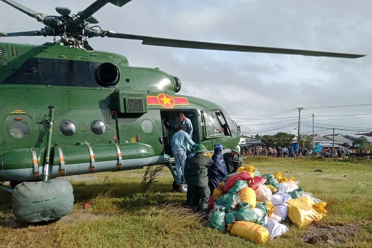 Trực thăng tiếp tục bay cứu trợ khu vực Đăk Lăk