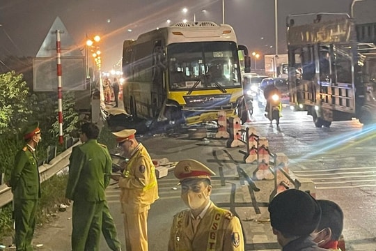 Xe khách tông hai người tử vong trên cầu Thanh Trì