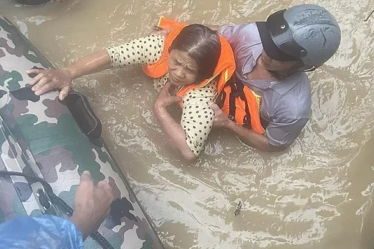 52 tài khoản đăng tin sai về mưa lũ miền Trung bị phạt