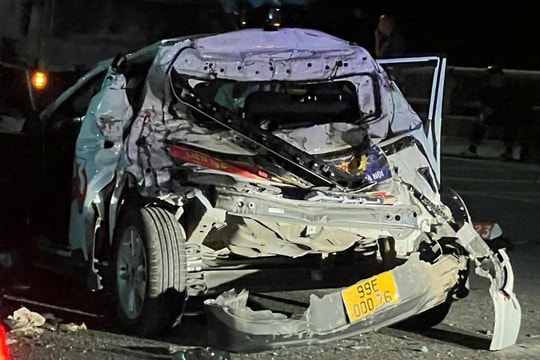 Ôtô biến dạng sau tai nạn liên hoàn trên vành đai 3