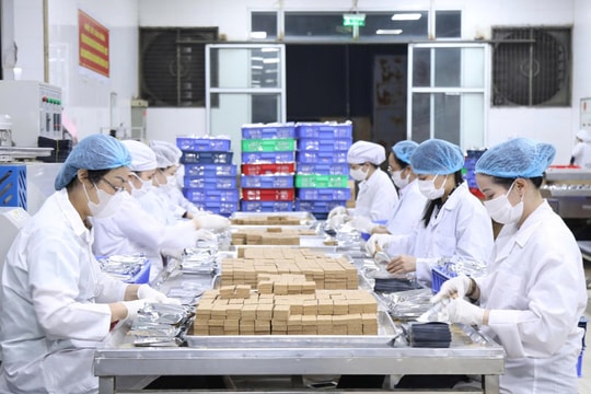 Quân đội xuyên đêm sản xuất 30 tấn lương khô cứu trợ miền Trung