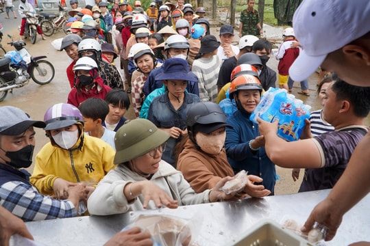 Dòng người nhận hàng cứu trợ ở rốn lũ Đăk Lăk