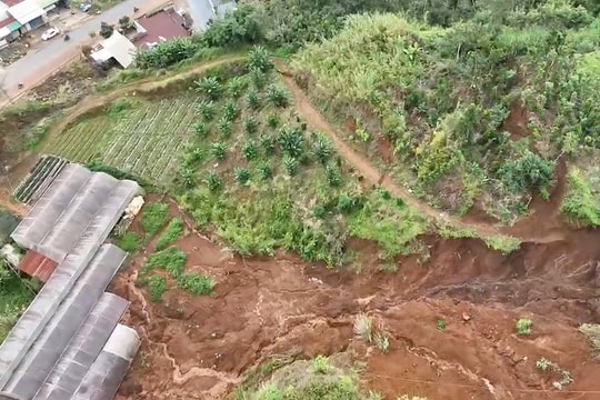 Quả đồi sạt lở đe dọa khu dân cư ở Lâm Đồng