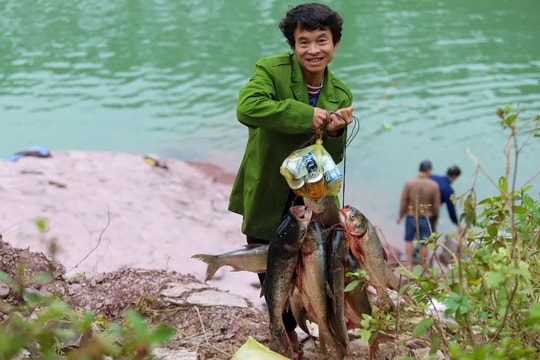Săn cá dưới tràn xả lũ hồ Kẻ Gỗ