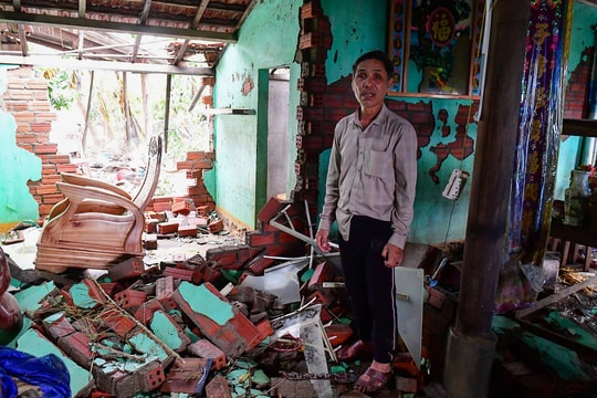 Người dân rốn lũ Hoà Thịnh thất thần giữa ngôi nhà đổ nát