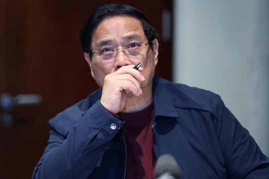 Thủ tướng: Xây nhà mới cho người dân vùng lũ trước Tết