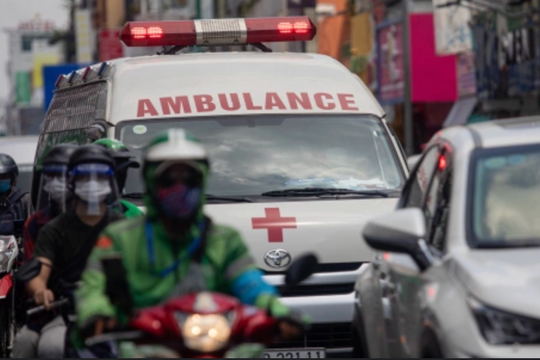 Giờ phút sinh tử đưa ông cụ đột quỵ từ tầng 19 chung cư đi cấp cứu