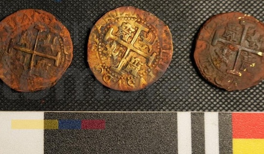 Thu hồi tiền vàng, pháo, cốc sứ từ xác tàu đắm 300 năm tuổi