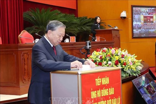 Tổng Bí thư Tô Lâm và các đại biểu ủng hộ đồng bào bão lũ