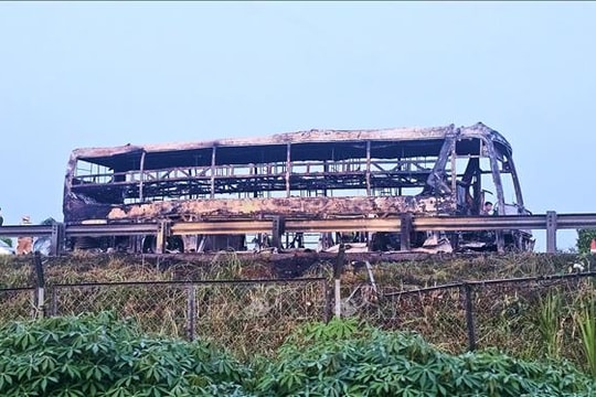 Xe giường nằm bốc cháy trên cao tốc TP Hồ Chí Minh - Trung Lương