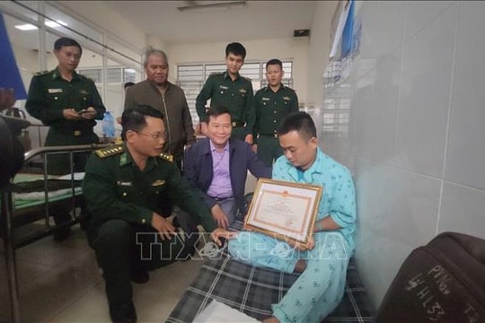 Trao Bằng khen cho Thiếu tá Biên phòng dũng cảm cứu dân trong lũ dữ