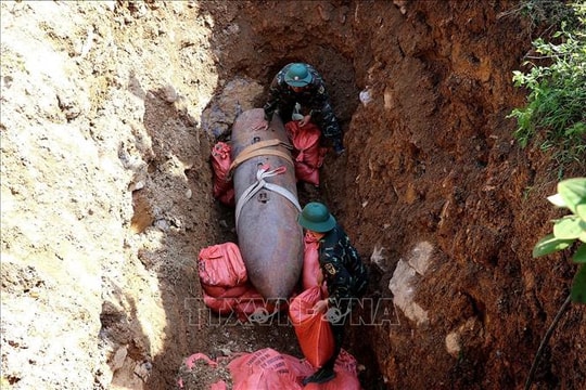 Hủy nổ an toàn quả bom khoảng 1,2 tấn được phát hiện trên sông Lô