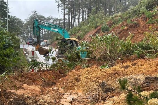 Quốc lộ 24 tiếp tục sạt lở nặng