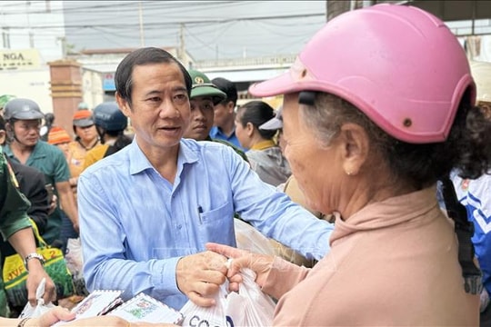 Trao quà hỗ trợ, động viên người dân vùng lũ Tuy An Đông vượt qua khó khăn