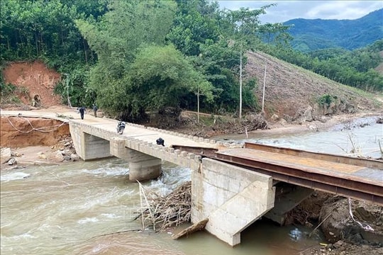Người dân Sơn Hà vui mừng khi có cầu thép kiên cố sau lũ