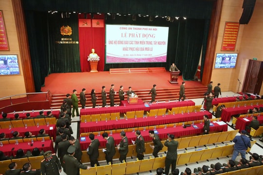 Công an Hà Nội quyên góp hỗ trợ đồng bào sau mưa lũ lịch sử