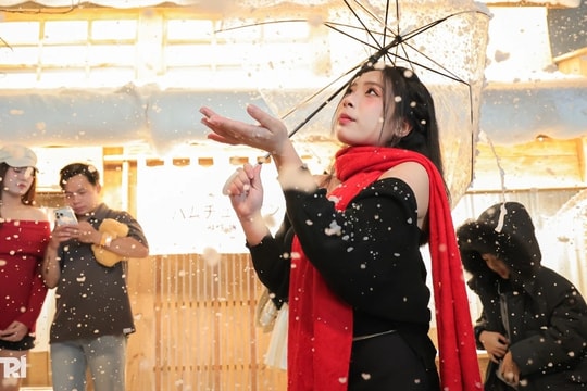 Chi trăm triệu đồng làm tuyết nhân tạo, quán cà phê Hà Nội chật kín khách