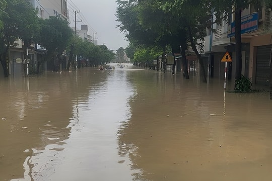 Ba ngày kẹt trên tàu vì ngập lụt của khách Tây