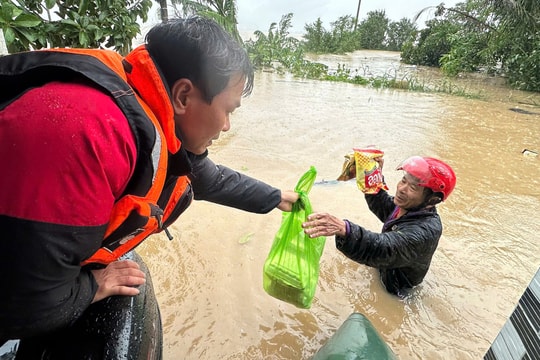 Người vùng lũ cần cứu trợ gì lúc này?