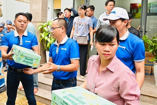 Vinamilk đưa 48 tấn sữa, nước uống đến vùng lũ