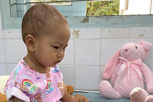 40 ngày đi toa hóa chất đầu tiên của cô bé 18 tháng tuổi