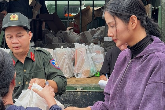 Nghệ sĩ vào vùng lũ tiếp tế nhu yếu phẩm