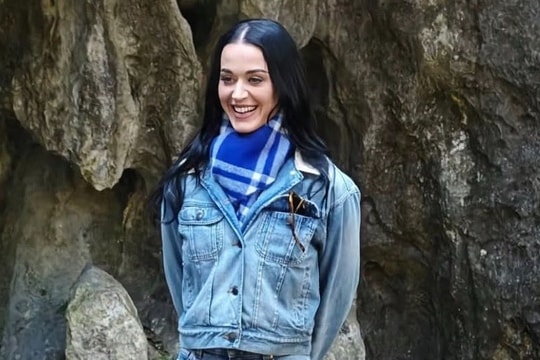 Katy Perry đi chùa ở Trung Quốc
