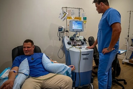 Cơn sốt lọc máu chống lão hóa của giới siêu giàu