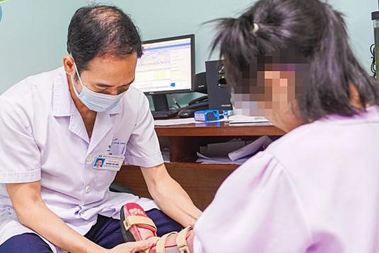 Bé gái tự đi lại sau 6 năm cha mẹ cõng trên lưng