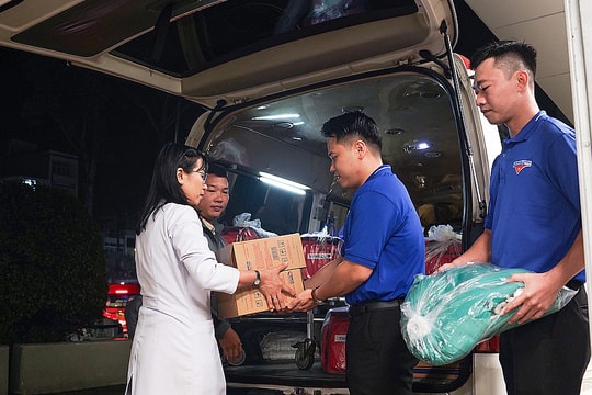 Hàng trăm y bác sĩ TP HCM chi viện vùng lũ Nam Trung Bộ