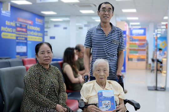 Nhiều Việt kiều chọn tiêm vaccine tại Việt Nam