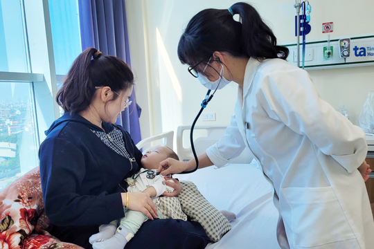 Bé trai suy hô hấp do nhiễm virus hợp bào