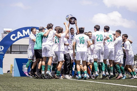 Đội của Messi và Suarez giành danh hiệu